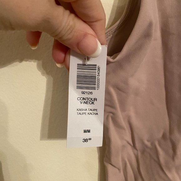 Aritzia Contour V-Neck Tank - Picture 3 of 4